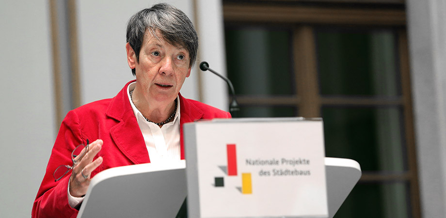 Bundesministerin Hendricks bei der Preisvergabe 2015 – die Wort-Bild-Marke des Projektes stammt von Goldwiege