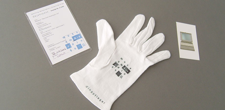 Museum der Dinge – Handschuh des Dingpflegers