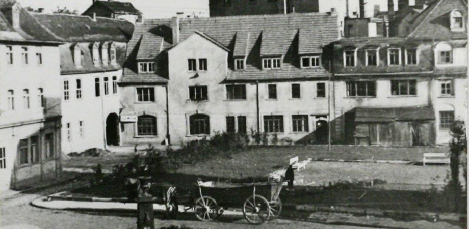 Brauhausgasse. Das Haus mit den großen Fenstern, um 1950